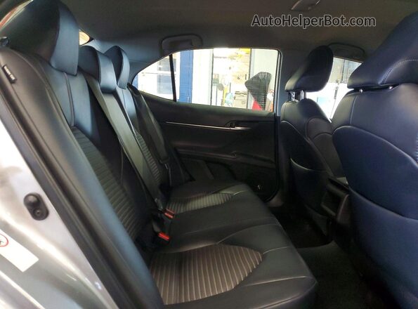 4T1B11HK0KU739975 2019 TOYOTA CAMRY Серебряный Вид задней части салона