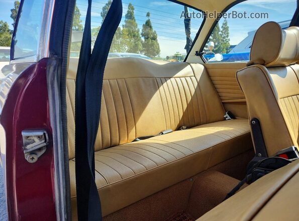 4282385 1974 BMW 2000 Burgundy Вид задньої частини салону