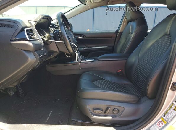4T1B11HKXJU029254 2018 TOYOTA CAMRY Silver Widok deski rozdzielczej
