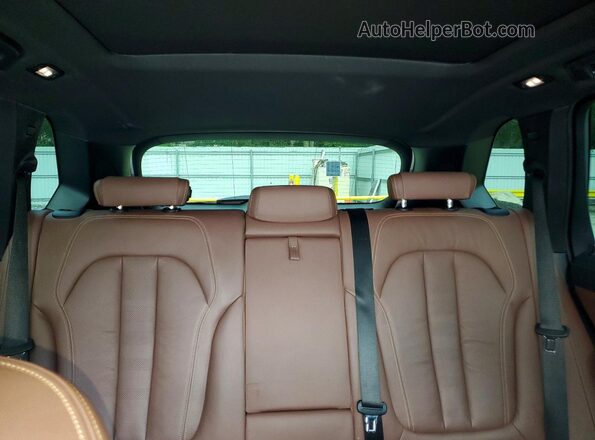 5UXJU4C01LL227744 2020 BMW X5 White Вид задньої частини салону