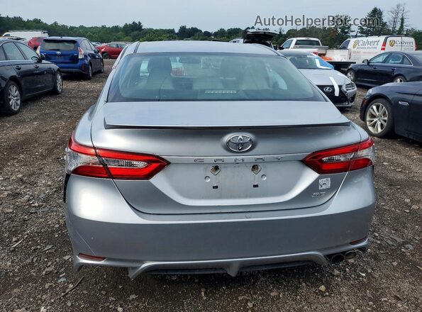 4T1B11HK3JU132371 2018 TOYOTA CAMRY Silver წინა სალონის ხედი