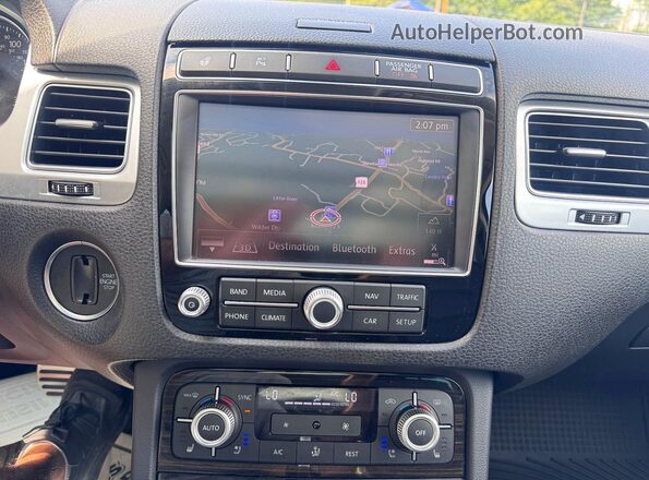 WVGGF7BP8HD001557 2017 VOLKSWAGEN TOUAREG Silver Widok komory silnika