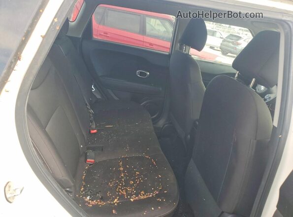 KNDJN2A25J7515697 2018 KIA SOUL White Widok wnętrza z tyłu