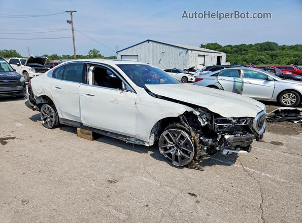WBA43FJ04VCY26430 2027 BMW 5 SERIES White Вид спереду