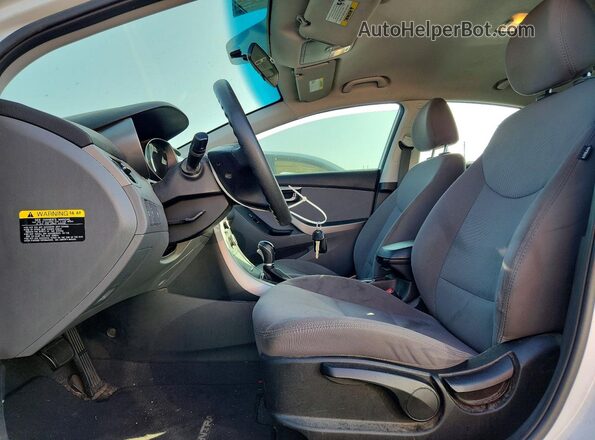 5NPDH4AE4GH750722 2016 HYUNDAI ELANTRA Белый Вид панели приборов