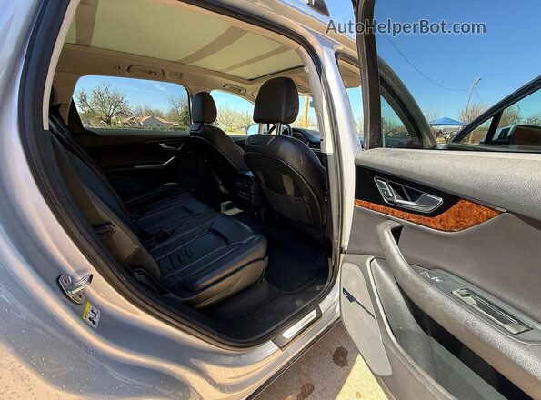 WA1LAAF72JD046552 2018 AUDI Q7 Silver Front interior view