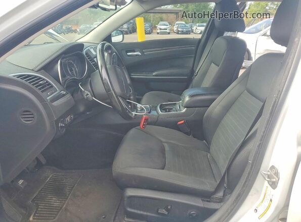 2C3CCAAG3JH279063 2018 CHRYSLER 300 White Սալոնի դիմացի տեսք