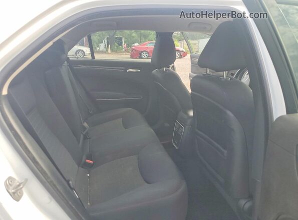 2C3CCAAG3JH279063 2018 CHRYSLER 300 White Հետևի նստատեղերի տեսք