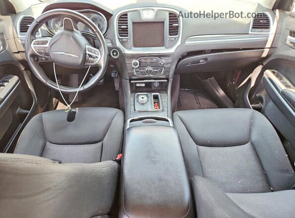 2C3CCAAG3JH308139 2018 CHRYSLER 300 Бордовый Вид панели приборов