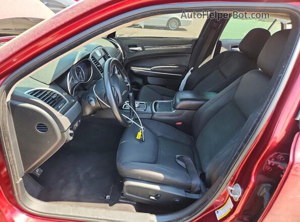 2C3CCAAG3JH308139 2018 CHRYSLER 300 Бордовый Вид салона спереди