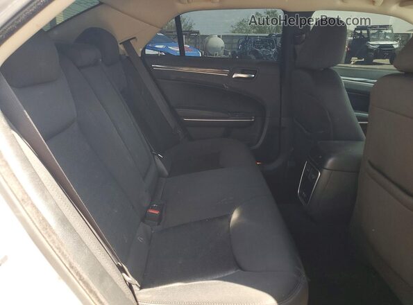 2C3CCAAG3LH137606 2020 CHRYSLER 300 Серебряный Вид задних сидений