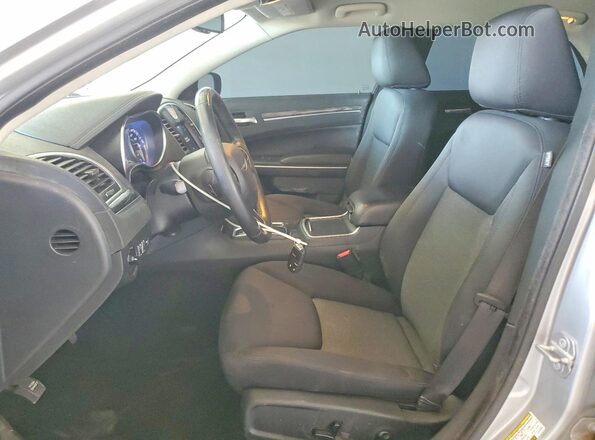 2C3CCAAG3LH137606 2020 CHRYSLER 300 Серебряный Вид салона спереди