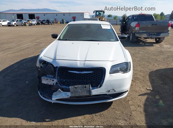 2C3CCAAG5JH168272 2018 CHRYSLER 300 White უკანა სალონის ხედი