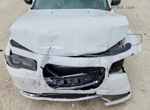 2C3CCAAG6JH320253 2018 CHRYSLER 300 White უკანა სალონის ხედი