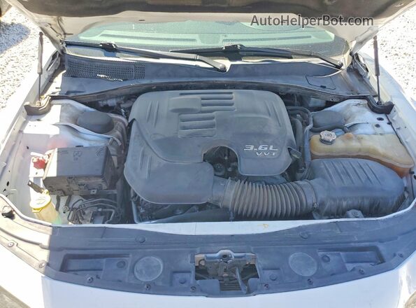 2C3CCAAG6KH590777 2019 CHRYSLER 300 Белый Вид задней части салона