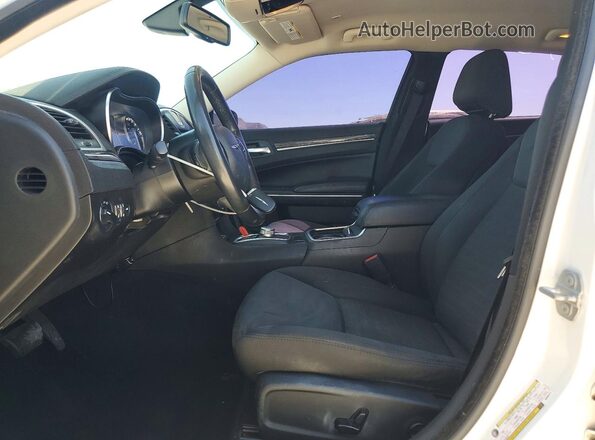 2C3CCAAG6KH590777 2019 CHRYSLER 300 Белый Вид салона спереди