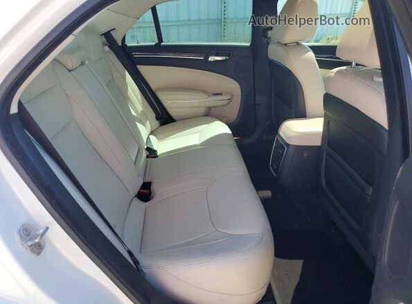 2C3CCAAGXGH313444 2016 CHRYSLER 300 White Widok tylnych siedzeń