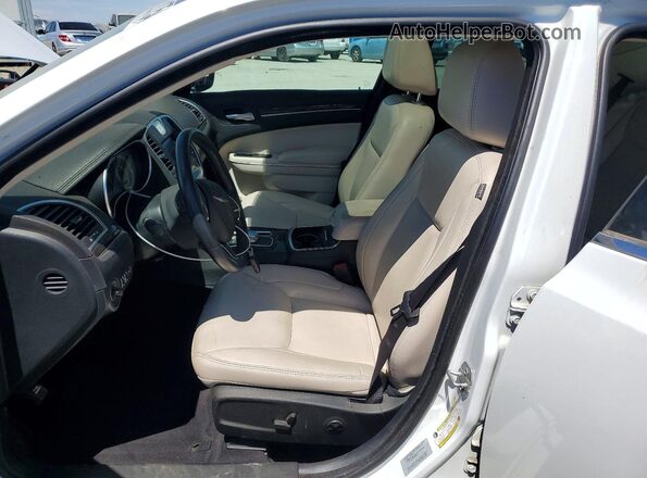 2C3CCAAGXGH313444 2016 CHRYSLER 300 White Widok wnętrza z przodu