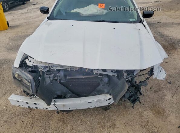 2C3CCAAGXPH706554 2023 CHRYSLER 300 White Widok wnętrza z tyłu