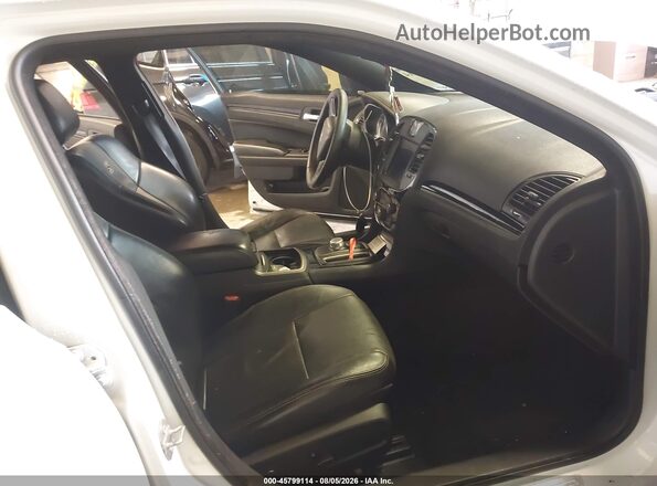 2C3CCABG3JH262181 2018 CHRYSLER 300 White Front interior view
