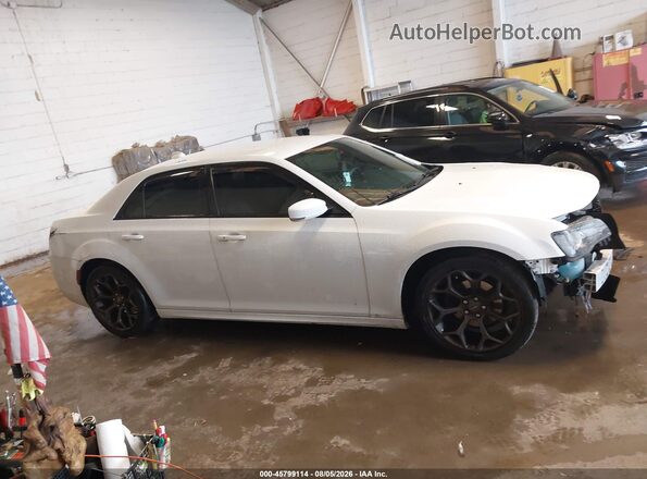 2C3CCABG3JH262181 2018 CHRYSLER 300 White Rear interior view