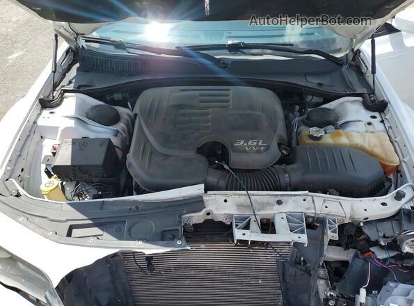 2C3CCABG4HH667623 2017 CHRYSLER 300 White Rear interior view