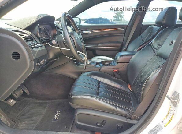 2C3CCABG4HH667623 2017 CHRYSLER 300 White Front interior view
