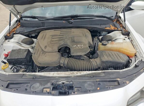 2C3CCABG4NH203825 2022 CHRYSLER 300 White Widok wnętrza z tyłu