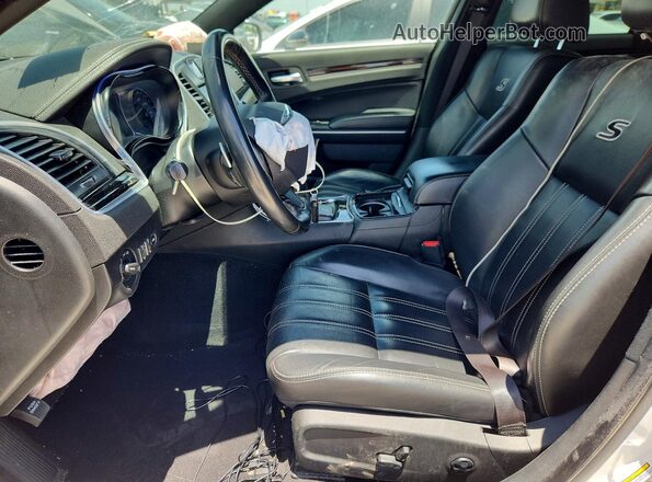 2C3CCABG6KH708082 2019 CHRYSLER 300 White Вид салону спереду