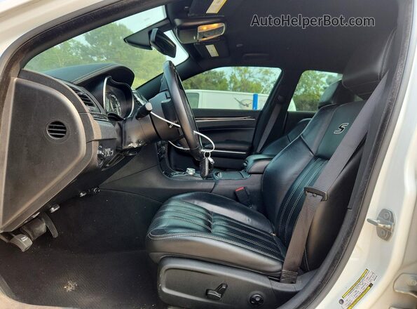 2C3CCABG7MH620189 2021 CHRYSLER 300 White Front interior view