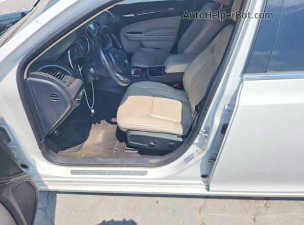 2C3CCAEG0HH564517 2017 CHRYSLER 300 Белый Вид салона спереди