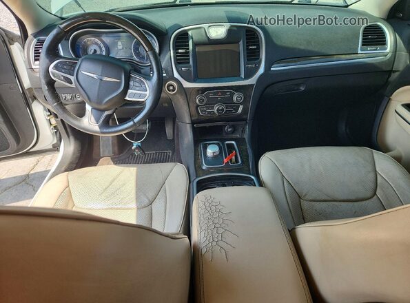 2C3CCAEG0HH564517 2017 CHRYSLER 300 Белый Вид панели приборов
