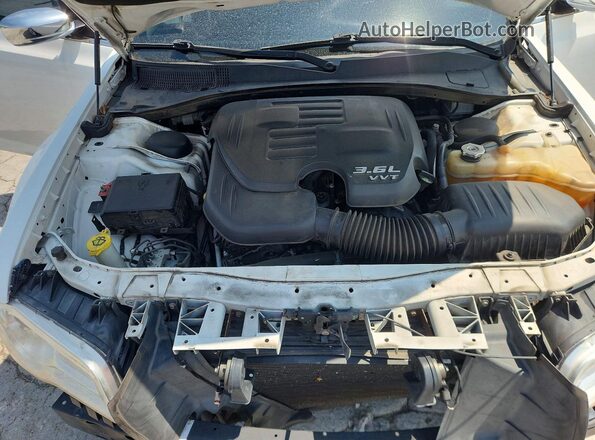 2C3CCAEG0HH564517 2017 CHRYSLER 300 Белый Вид задней части салона