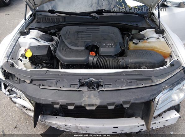 2C3CCAEG2JH227563 2018 CHRYSLER 300 White უკანა ხედი