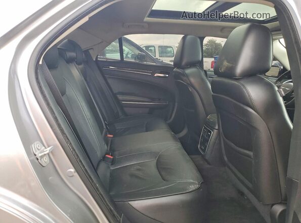 2C3CCAEG6JH137333 2018 CHRYSLER 300 Silver Widok tylnych siedzeń