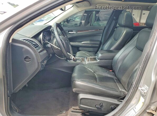 2C3CCAEG6JH137333 2018 CHRYSLER 300 Silver Widok wnętrza z przodu