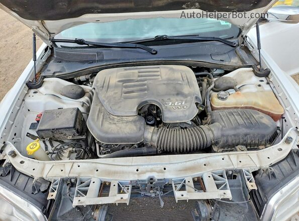 2C3CCAEG7JH142685 2018 CHRYSLER 300 White Rear interior view