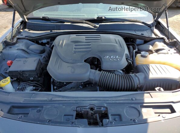 2C3CCAGG1JH141643 2018 CHRYSLER 300 Gray Widok wnętrza z tyłu