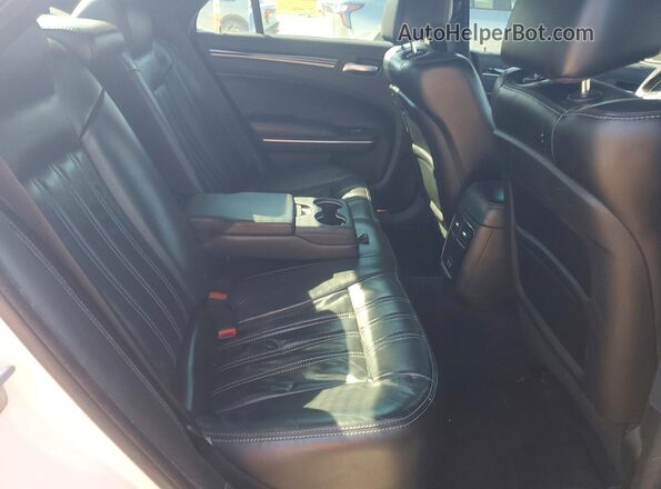 2C3CCAGG6JH165615 2018 CHRYSLER 300 White Vista de los asientos traseros