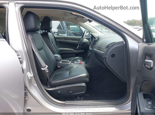2C3CCAKG3JH304560 2018 CHRYSLER 300 Серебряный Вид салона спереди