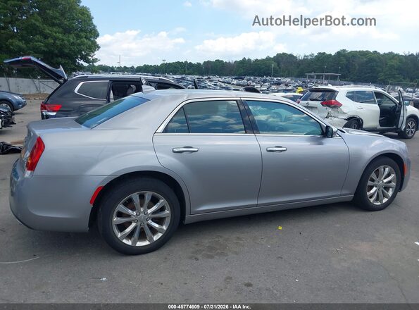 2C3CCAKG3JH304560 2018 CHRYSLER 300 Серебряный Вид задней части салона