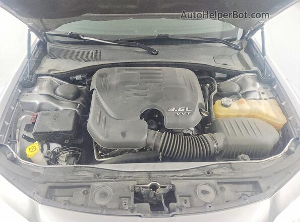 2C3CCAKG7JH165386 2018 CHRYSLER 300 Gray Rear interior view