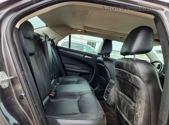 2C3CCAKGXJH304491 2018 CHRYSLER 300 Silver Widok tylnych siedzeń