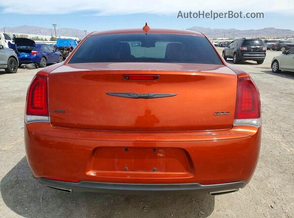 2C3CCARG6LH250177 2020 CHRYSLER 300 Оранжевый Вид сзади