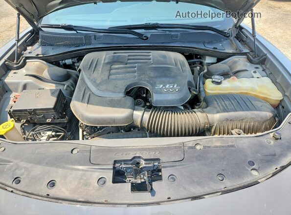2C3CDXBG0JH173717 2018 DODGE CHARGER Silver Widok wnętrza z tyłu