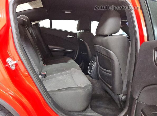 2C3CDXCT1JH155772 2018 DODGE CHARGER Red Widok tylnych siedzeń