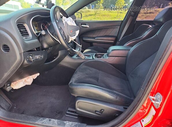 2C3CDXGJ2HH589556 2017 DODGE CHARGER Красный Вид салона спереди