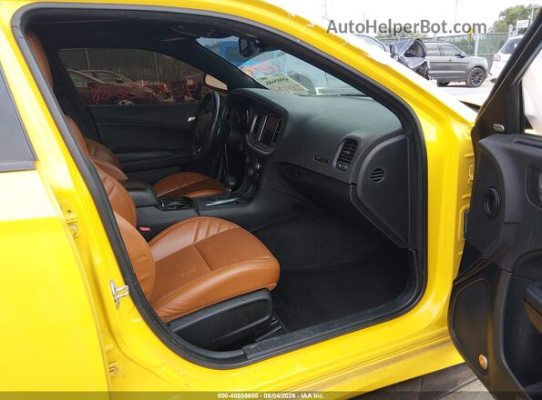 2C3CDXGJ9HH532576 2017 DODGE CHARGER Yellow Front interior view