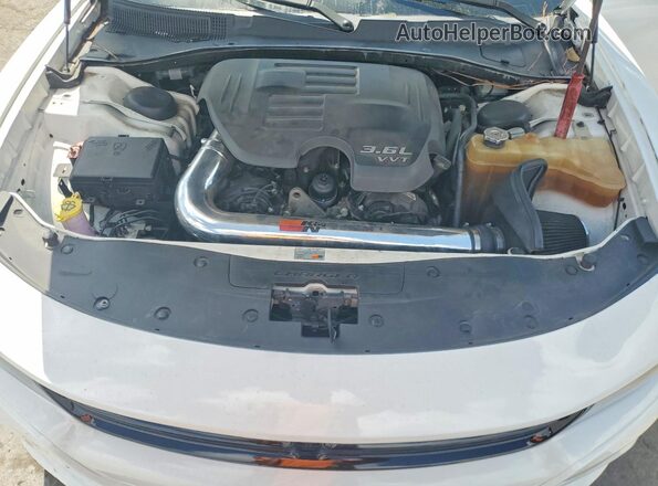2C3CDXHG1GH235044 2016 DODGE CHARGER White Вид задньої частини салону