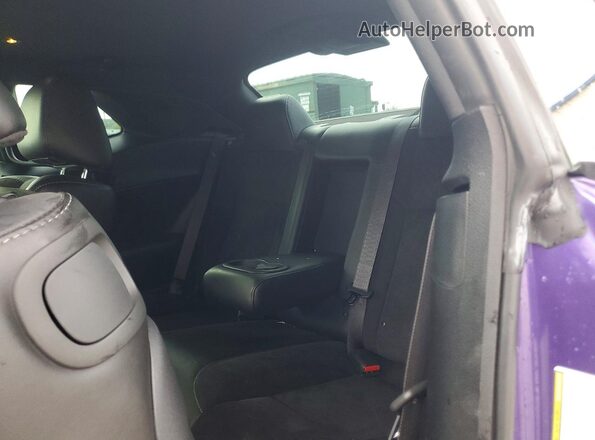 2C3CDZBT0PH654777 2023 DODGE CHALLENGER Purple Vista de los asientos traseros